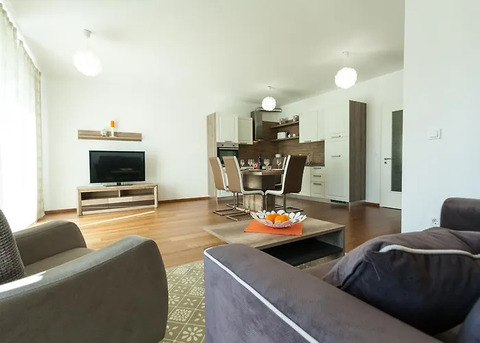 Deluxe Neli Apartments